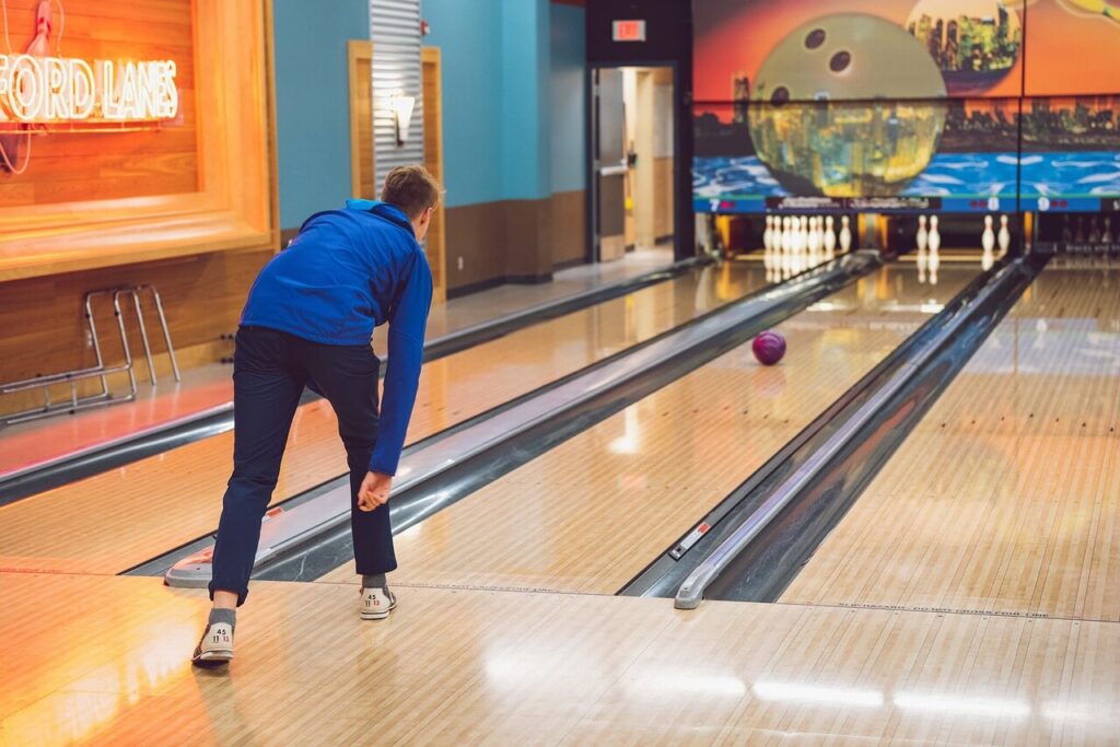 Haga bowlinghall med bowlingklot för barn på bowlingbana med bumpers och staket