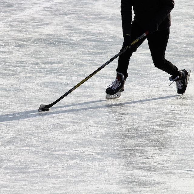 Hockey hockeyspelare spelar ishockey