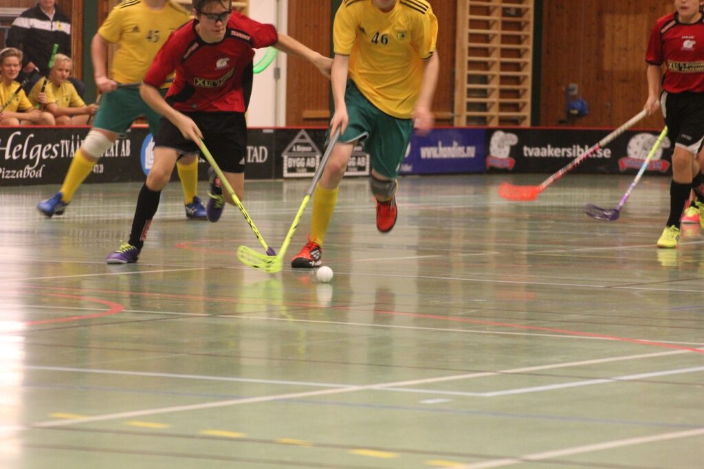 Innebandy innebandyklubbor spela med bollar