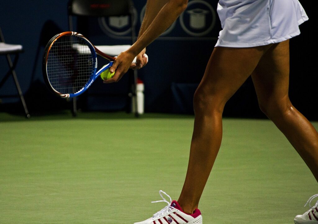 kvinnlig tennisspelare spelar tennis