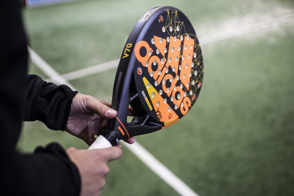 Så hittar du en padelpartner padelrack spelare