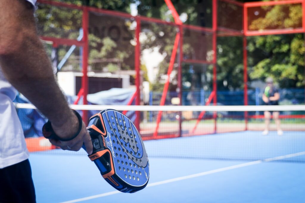 padelspelare spelar padel på bana