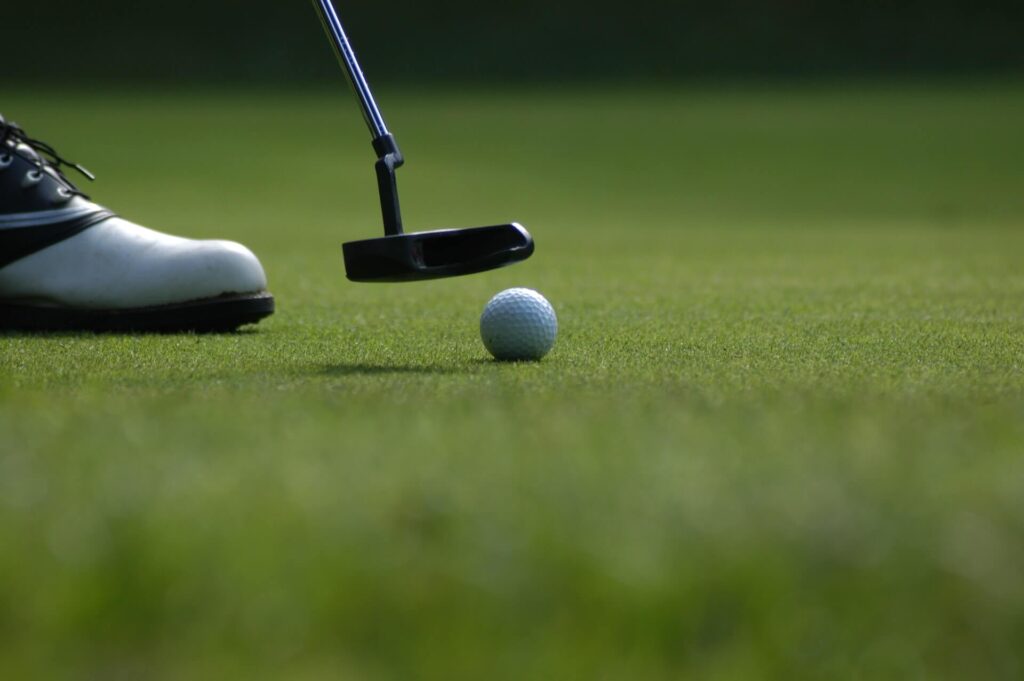 putta golfboll på golfbana