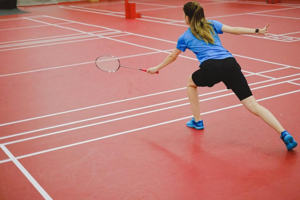 Badminton spela badminton på badmintonbana