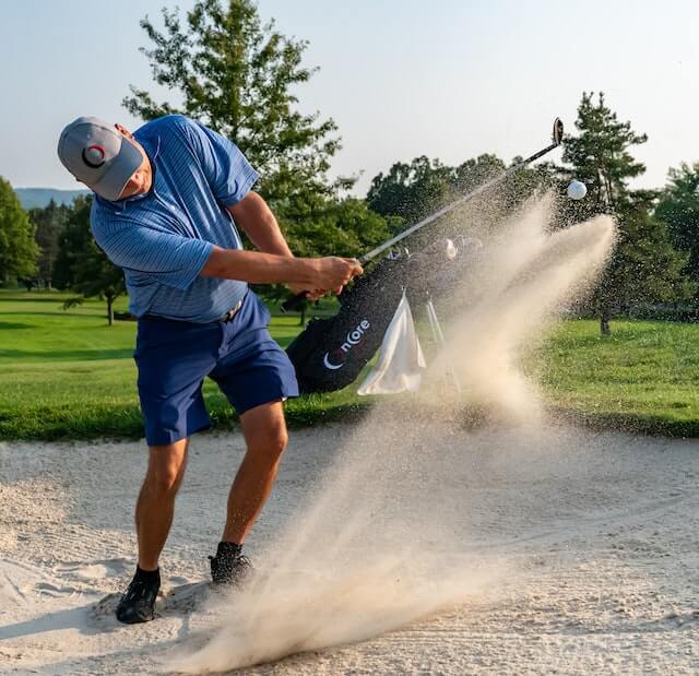spela golf på golfbana