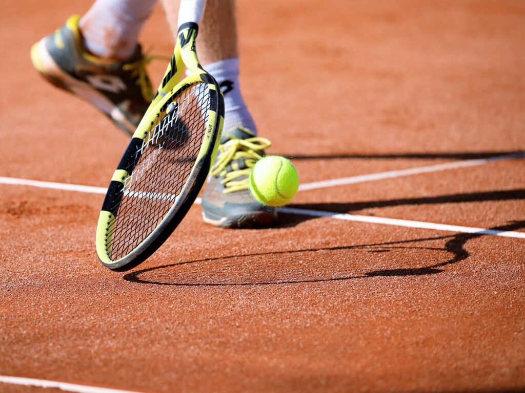 tennisboll tennisplan