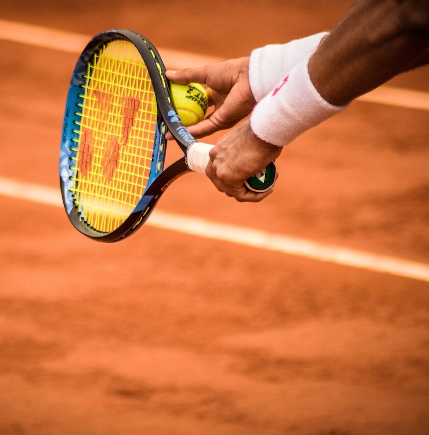 tennisrack och tennisbollar