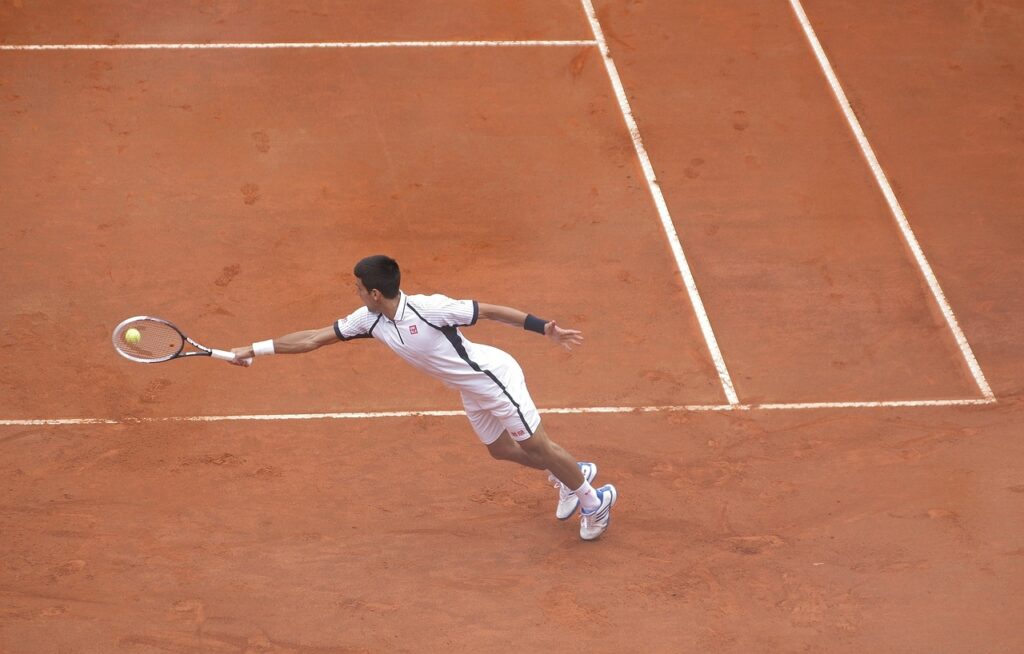 tennisspelare spelar tennis med boll