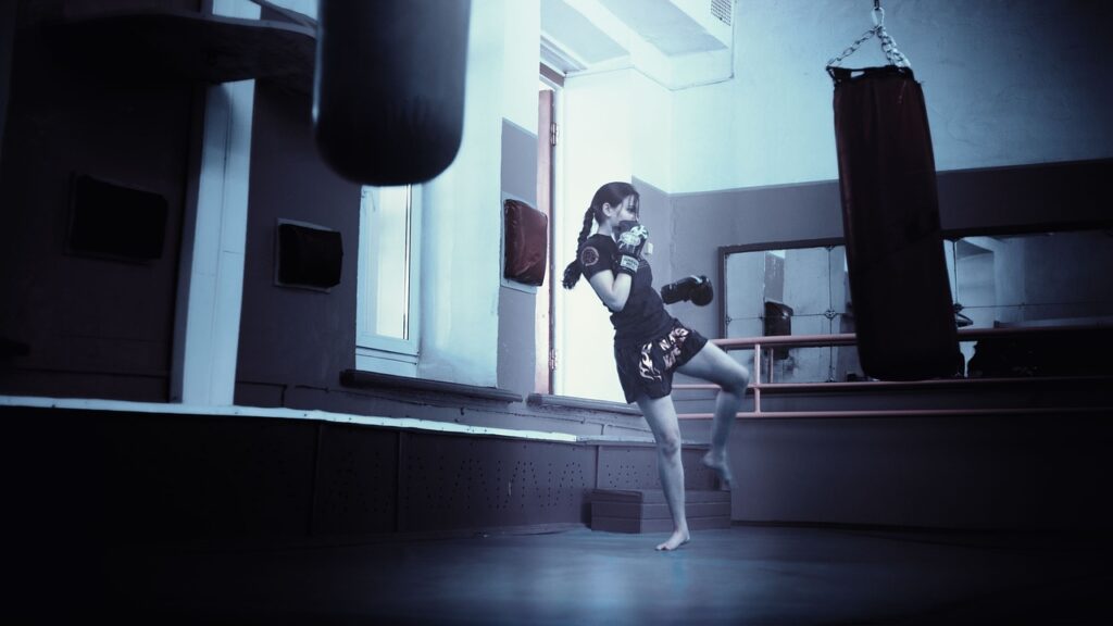 Muay Thai thaiboxare med boxningssäck