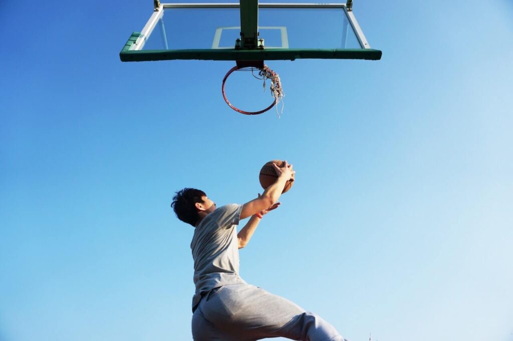 Basket upphopp med basketboll