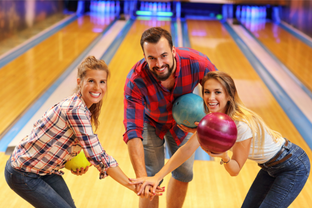 Bowling Halland i en stor bowlinghall med vänner som gillar bowl